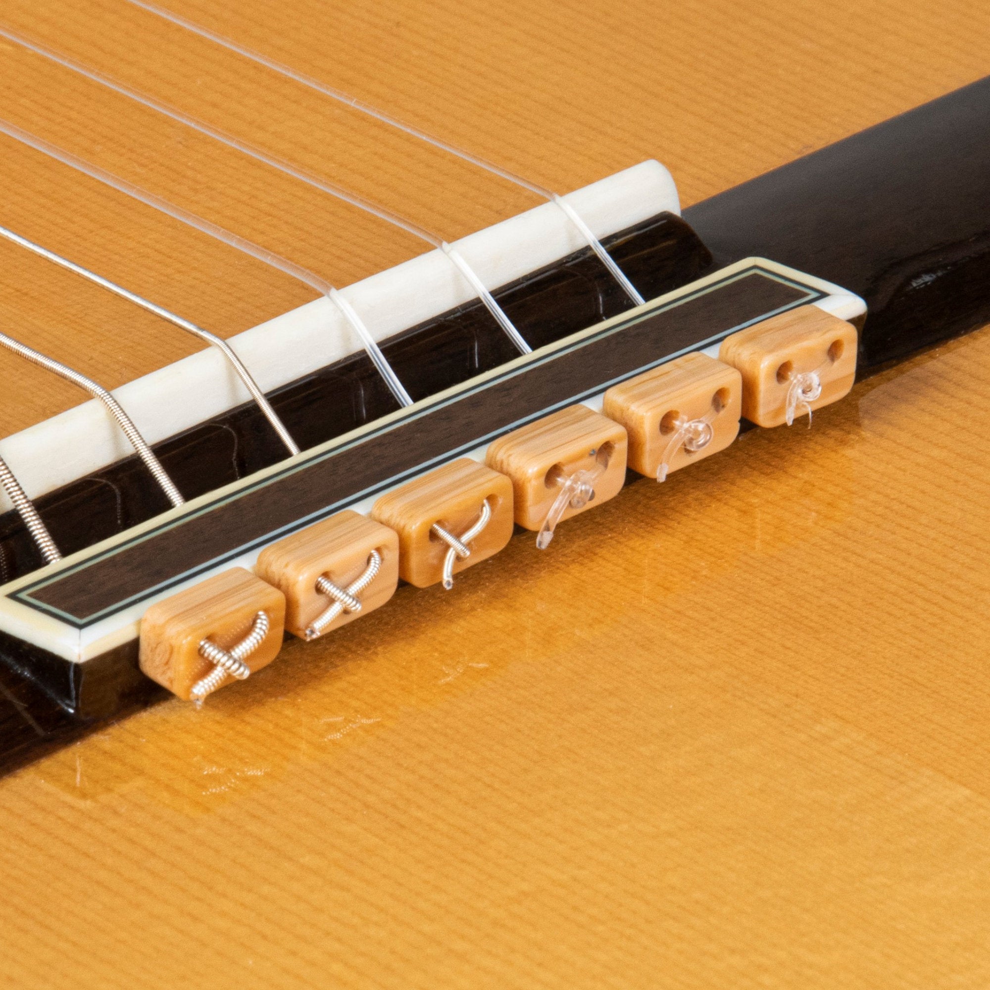 Alba Guitar Beads in Effetto legno marrone chiaro per Chitarra, Ukulele, Mandolino per Corde di Nylon per Chitarra Acustica/Elettrica
